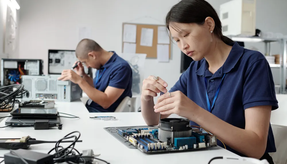 kỹ sư lắp ráp linh kiện điện tử Panasonic